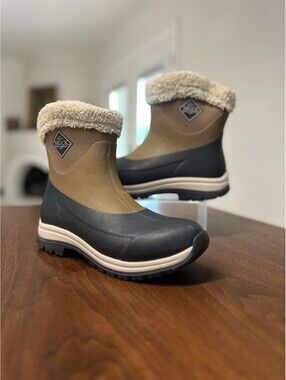 Muck Boot Arctic Apres Women's Slip-On Winter Waterproof Boots Tan Black Size 9
